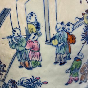 Un vase en porcelaine de Chine doucai à décor des '100 garçons', Yongzheng/Qianlong — photo 23