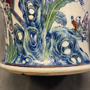 Un vase en porcelaine de Chine doucai à décor des '100 garçons', Yongzheng/Qianlong — photo 26