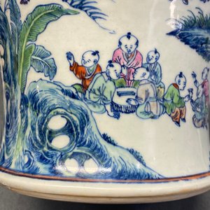 Un vase en porcelaine de Chine doucai à décor des '100 garçons', Yongzheng/Qianlong — photo 27