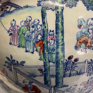 Un vase en porcelaine de Chine doucai à décor des '100 garçons', Yongzheng/Qianlong — photo 28