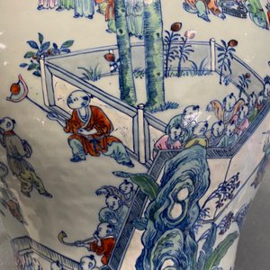 Un vase en porcelaine de Chine doucai à décor des '100 garçons', Yongzheng/Qianlong — photo 29