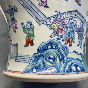 Un vase en porcelaine de Chine doucai à décor des '100 garçons', Yongzheng/Qianlong — photo 34