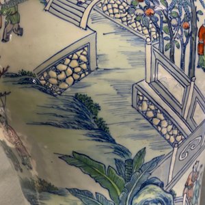Un vase en porcelaine de Chine doucai à décor des '100 garçons', Yongzheng/Qianlong — photo 37