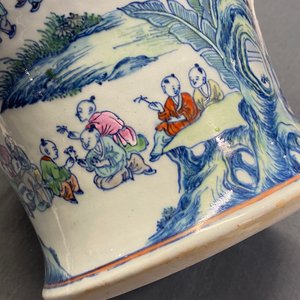 Un vase en porcelaine de Chine doucai à décor des '100 garçons', Yongzheng/Qianlong — photo 39
