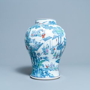 Un vase en porcelaine de Chine doucai à décor des '100 garçons', Yongzheng/Qianlong — photo 4