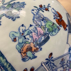 Un vase en porcelaine de Chine doucai à décor des '100 garçons', Yongzheng/Qianlong — photo 42