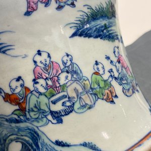 Un vase en porcelaine de Chine doucai à décor des '100 garçons', Yongzheng/Qianlong — photo 44