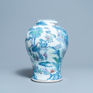 Un vase en porcelaine de Chine doucai à décor des '100 garçons', Yongzheng/Qianlong — photo 6