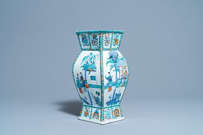 Un vase en porcelaine de Chine doucai à décor d'une scène du 'Xi Xiang Ji', Qianlong/Jiaqing