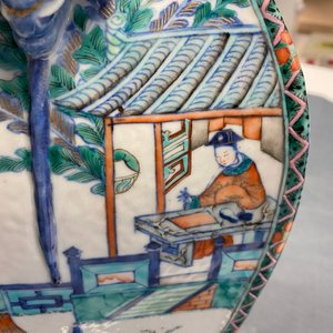 Un vase en porcelaine de Chine doucai à décor d'une scène du 'Xi Xiang Ji', Qianlong/Jiaqing — photo 36