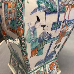 Un vase en porcelaine de Chine doucai à décor d'une scène du 'Xi Xiang Ji', Qianlong/Jiaqing — photo 48
