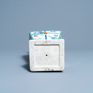 Un vase en porcelaine de Chine doucai à décor d'une scène du 'Xi Xiang Ji', Qianlong/Jiaqing — photo 10