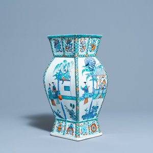 Un vase en porcelaine de Chine doucai aux anses en forme de têtes d'éléphants, Qianlong/Jiaqing — photo 1