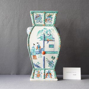 Un vase en porcelaine de Chine doucai aux anses en forme de têtes d'éléphants, Qianlong/Jiaqing — photo 11