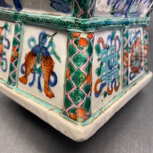 Un vase en porcelaine de Chine doucai aux anses en forme de têtes d'éléphants, Qianlong/Jiaqing — photo 21