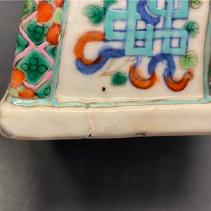 Un vase en porcelaine de Chine doucai aux anses en forme de têtes d'éléphants, Qianlong/Jiaqing — photo 26