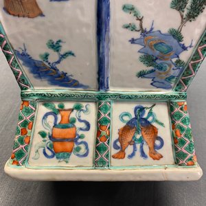 Un vase en porcelaine de Chine doucai aux anses en forme de têtes d'éléphants, Qianlong/Jiaqing — photo 31