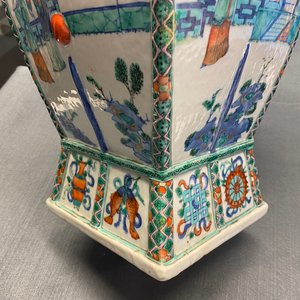 Un vase en porcelaine de Chine doucai aux anses en forme de têtes d'éléphants, Qianlong/Jiaqing — photo 34
