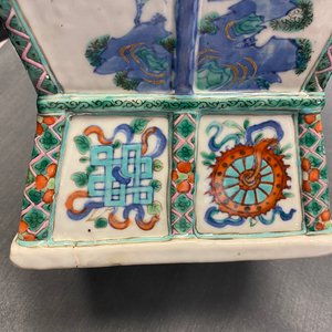 Un vase en porcelaine de Chine doucai aux anses en forme de têtes d'éléphants, Qianlong/Jiaqing — photo 40