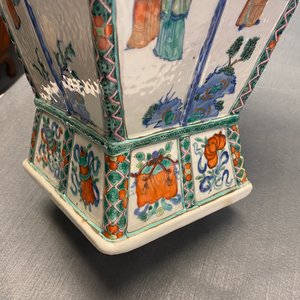 Un vase en porcelaine de Chine doucai aux anses en forme de têtes d'éléphants, Qianlong/Jiaqing — photo 50