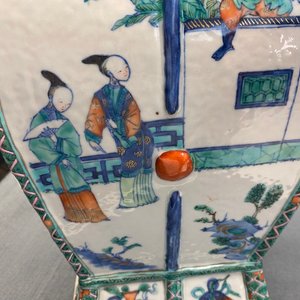 Un vase en porcelaine de Chine doucai aux anses en forme de têtes d'éléphants, Qianlong/Jiaqing — photo 58