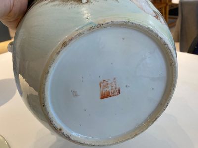Un vase en porcelaine de Chine doucai et un bol couvert en famille rose, 19/20ème — photo 15