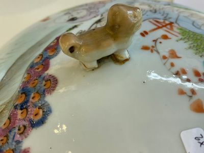 Un vase en porcelaine de Chine doucai et un bol couvert en famille rose, 19/20ème — photo 17