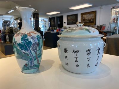 Un vase en porcelaine de Chine doucai et un bol couvert en famille rose, 19/20ème — photo 2