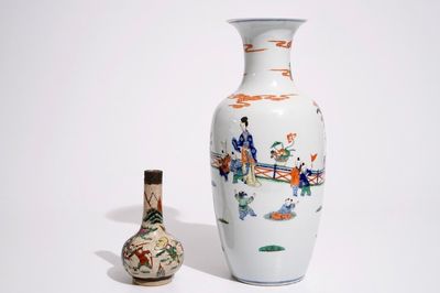 Un vase en porcelaine de Chine doucai, marque de Kangxi, et un vase famille rose sur fond craquelé, 19/20ème