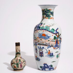 Un vase en porcelaine de Chine doucai, marque de Kangxi, et un vase famille rose sur fond craquelé, 19/20ème — photo 3