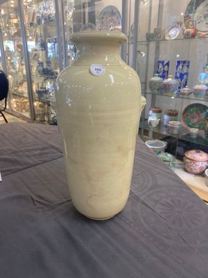 Un vase en porcelaine de Chine en blanc monochrome et deux vases à décor de 'dragon', marque de Jiajing et Wanli, 19/20ème — photo 1