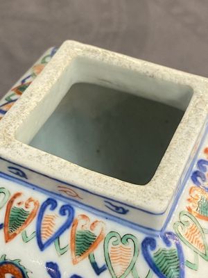 Un vase en porcelaine de Chine en blanc monochrome et deux vases à décor de 'dragon', marque de Jiajing et Wanli, 19/20ème — photo 14