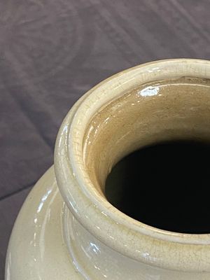 Un vase en porcelaine de Chine en blanc monochrome et deux vases à décor de 'dragon', marque de Jiajing et Wanli, 19/20ème — photo 3
