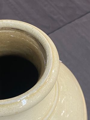 Un vase en porcelaine de Chine en blanc monochrome et deux vases à décor de 'dragon', marque de Jiajing et Wanli, 19/20ème — photo 4