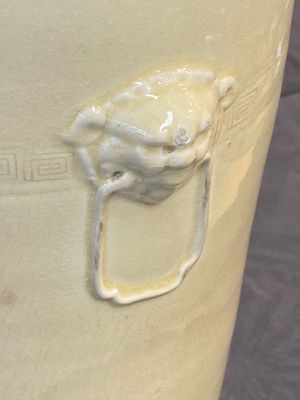 Un vase en porcelaine de Chine en blanc monochrome et deux vases à décor de 'dragon', marque de Jiajing et Wanli, 19/20ème — photo 5