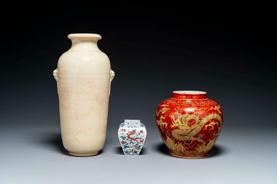 Un vase en porcelaine de Chine en blanc monochrome et deux vases à décor de 'dragon', marque de Jiajing et Wanli, 19/20ème