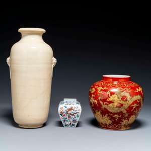 Un vase en porcelaine de Chine en blanc monochrome et deux vases à décor de 'dragon', marque de Jiajing et Wanli, 19/20ème — photo 2