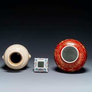 Un vase en porcelaine de Chine en blanc monochrome et deux vases à décor de 'dragon', marque de Jiajing et Wanli, 19/20ème — photo 3