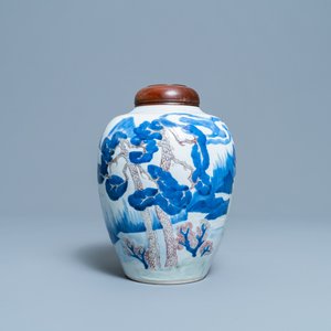Un vase en porcelaine de Chine en bleu, blanc, céladon et rouge de cuivre à décor d'un paysage, Kangxi — photo 1
