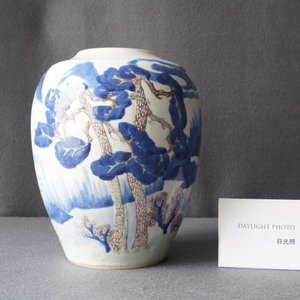 Un vase en porcelaine de Chine en bleu, blanc, céladon et rouge de cuivre à décor d'un paysage, Kangxi — photo 8