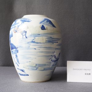 Un vase en porcelaine de Chine en bleu, blanc, céladon et rouge de cuivre à décor d'un paysage, Kangxi — photo 9