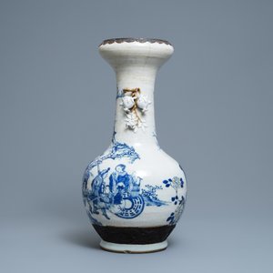 Un vase en porcelaine de Chine en bleu, blanc et rouge à fond craquelé dit de Nanking, 19ème — photo 4