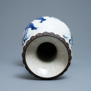 Un vase en porcelaine de Chine en bleu, blanc et rouge à fond craquelé dit de Nanking, 19ème — photo 6
