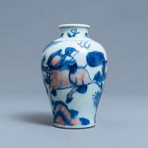 Un vase en porcelaine de Chine en bleu, blanc et rouge de cuivre à décor d'un qilin et d'un phénix, Qing — photo 1