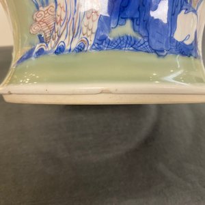 Un vase en porcelaine de Chine en bleu, blanc et rouge de cuivre à fond céladon, Kangxi — photo 14