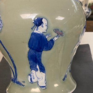 Un vase en porcelaine de Chine en bleu, blanc et rouge de cuivre à fond céladon, Kangxi — photo 22