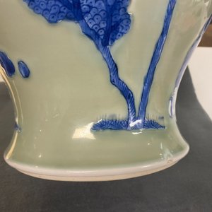 Un vase en porcelaine de Chine en bleu, blanc et rouge de cuivre à fond céladon, Kangxi — photo 25