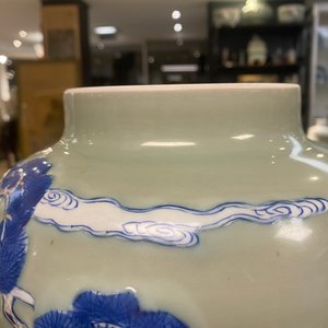 Un vase en porcelaine de Chine en bleu, blanc et rouge de cuivre à fond céladon, Kangxi — photo 28