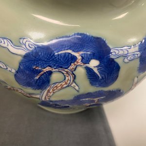 Un vase en porcelaine de Chine en bleu, blanc et rouge de cuivre à fond céladon, Kangxi — photo 31