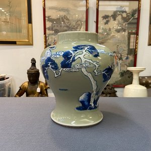 Un vase en porcelaine de Chine en bleu, blanc et rouge de cuivre à fond céladon, Kangxi — photo 11